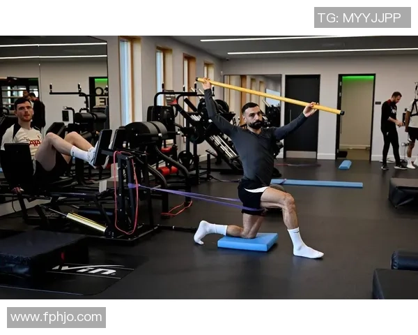 腹肌训练如何提升足球运动表现与竞技水平的关系探讨 腹肌训练如何提升足球运动表现与竞技水平的关系探讨